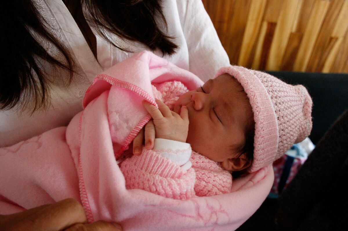 Una familia vivió momentos de tensión tras la actitud de una mujer que se acercó a su bebé al salir de un evento en Saltillo
