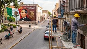 Hombres trabajando durante el día del natalicio de Benito Juárez