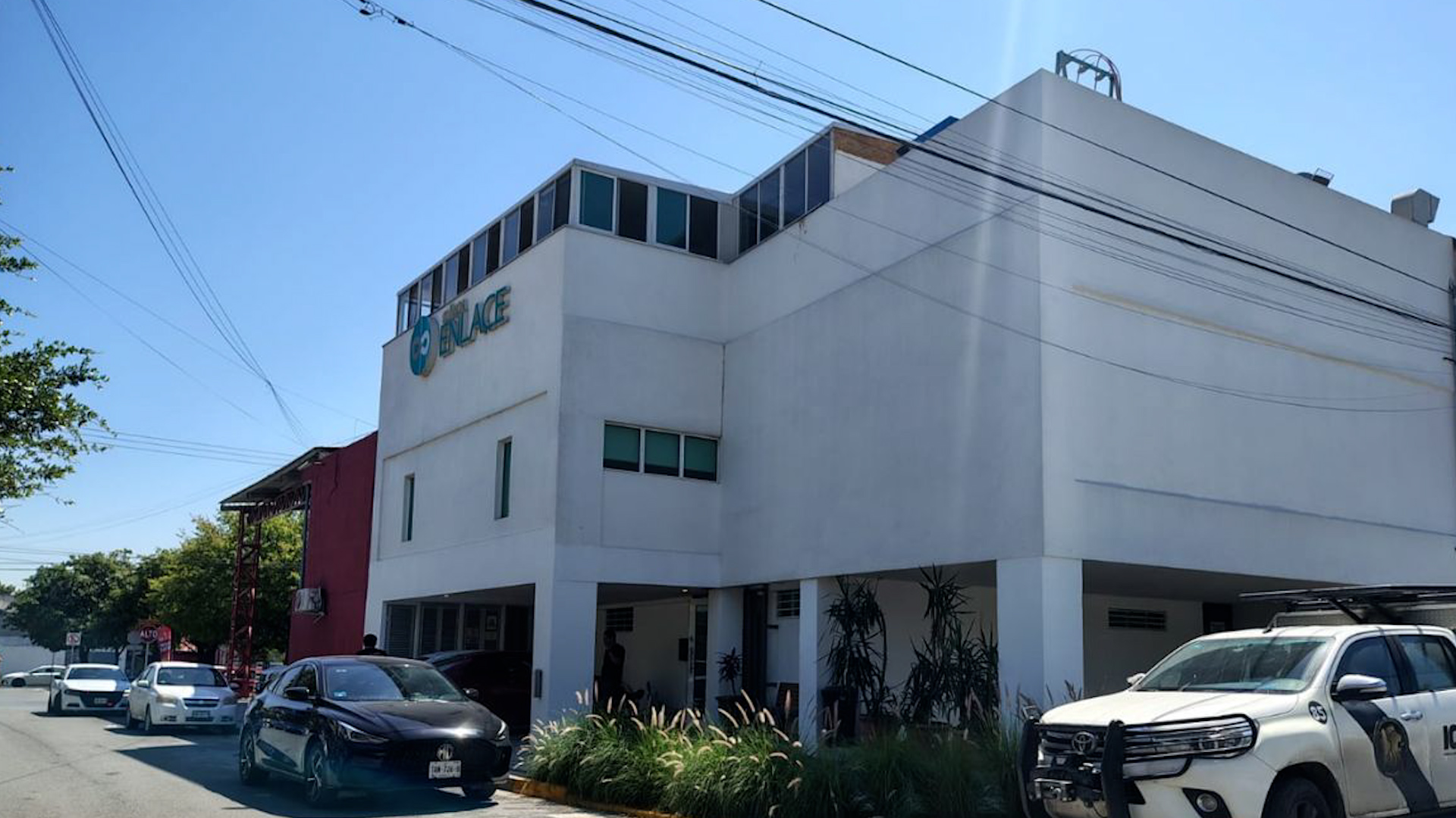 La Fiscalía de Nuevo León realizó un cateo en una clínica de San Nicolás tras una denuncia de negligencia médica que causó la muerte de una paciente.