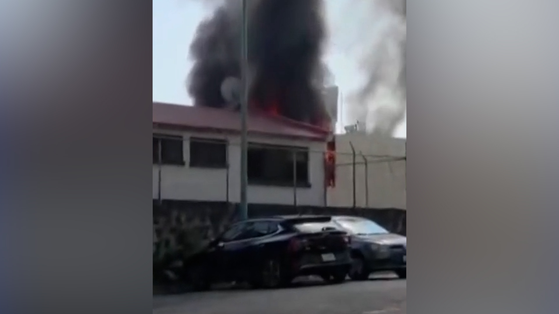 Reportan fuerte incendio en Coyoacán hoy por fuga de gas en un cuarto de lavado. Bomberos y Protección Civil atienden la emergencia en Pedregal de Carrasco.
