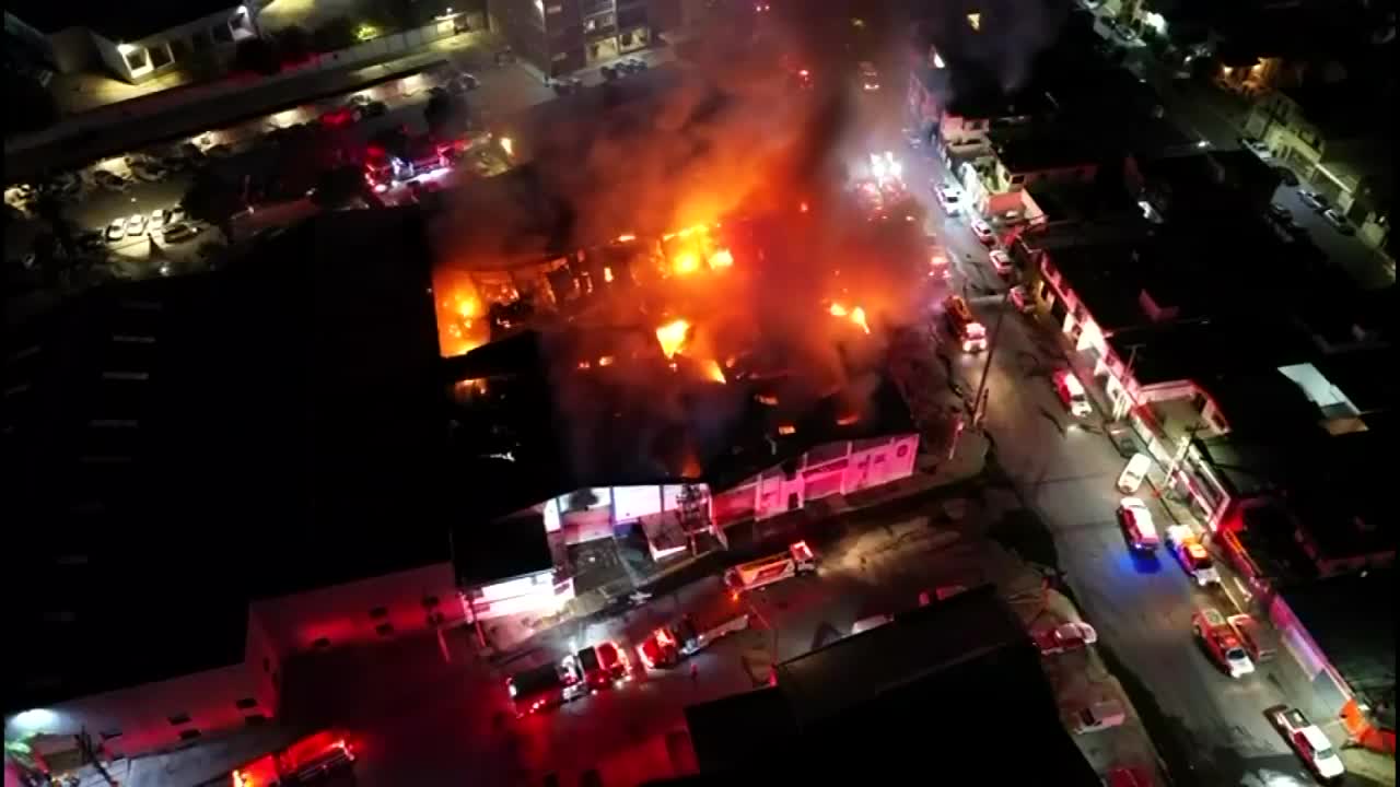 Un incendio de gran magnitud consumió una empresa de café y varias bodegas en la colonia Jardín Español, en Monterrey.