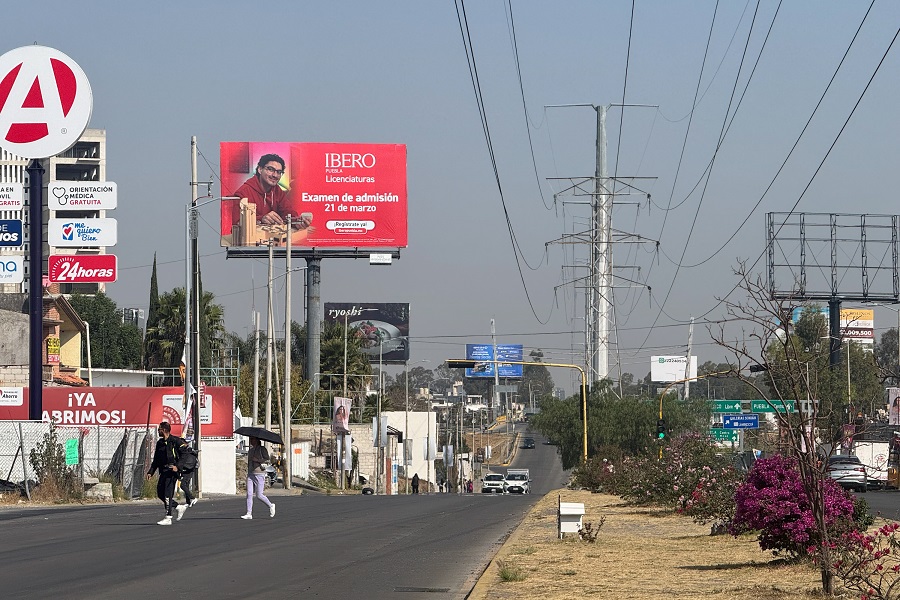 Personas caminando sobre una avenida grande de San Andrés Cholula, Puebla.