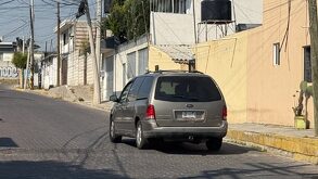 Vehículo estacionado en calles empedradas de una colonia de San Andrés Cholula, en Puebla.