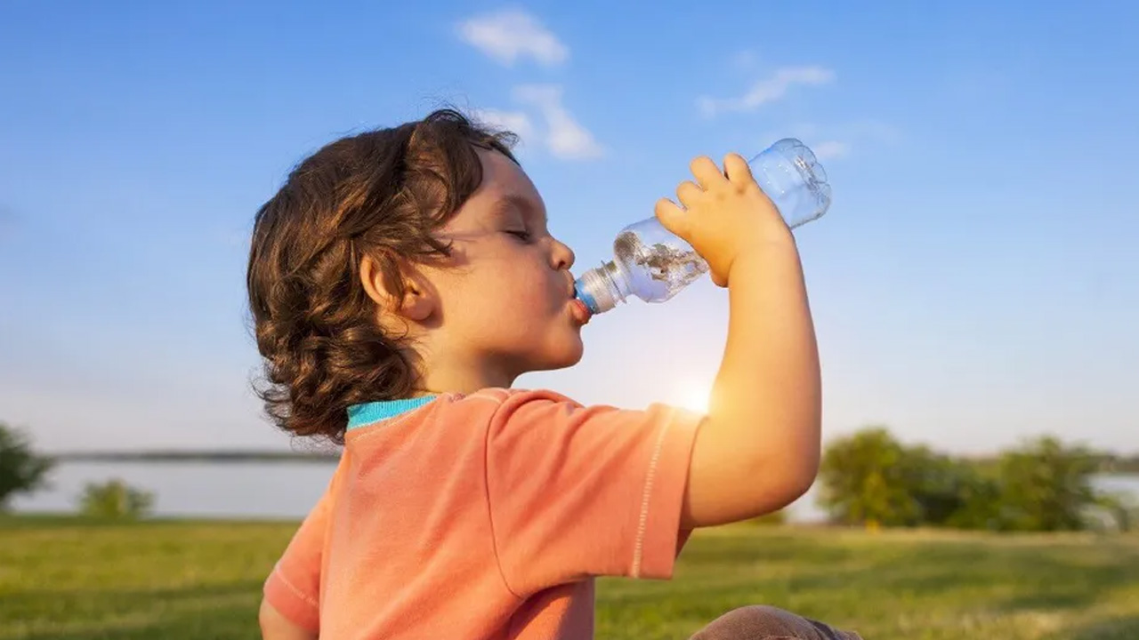 Un niño de 11 años se intoxicó tras beber cloro que un compañero vertió en su termo en la Escuela Primaria Doctor Eduardo Aguirre Pequeño.