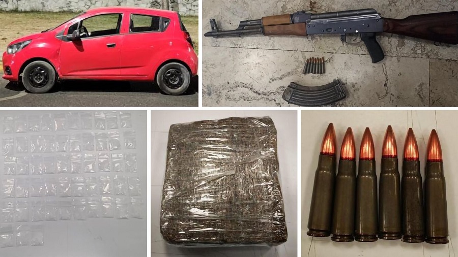 Un auto, un arma, droga y balas decomisadas a presuntos locatarios de un mercado en Puebla.