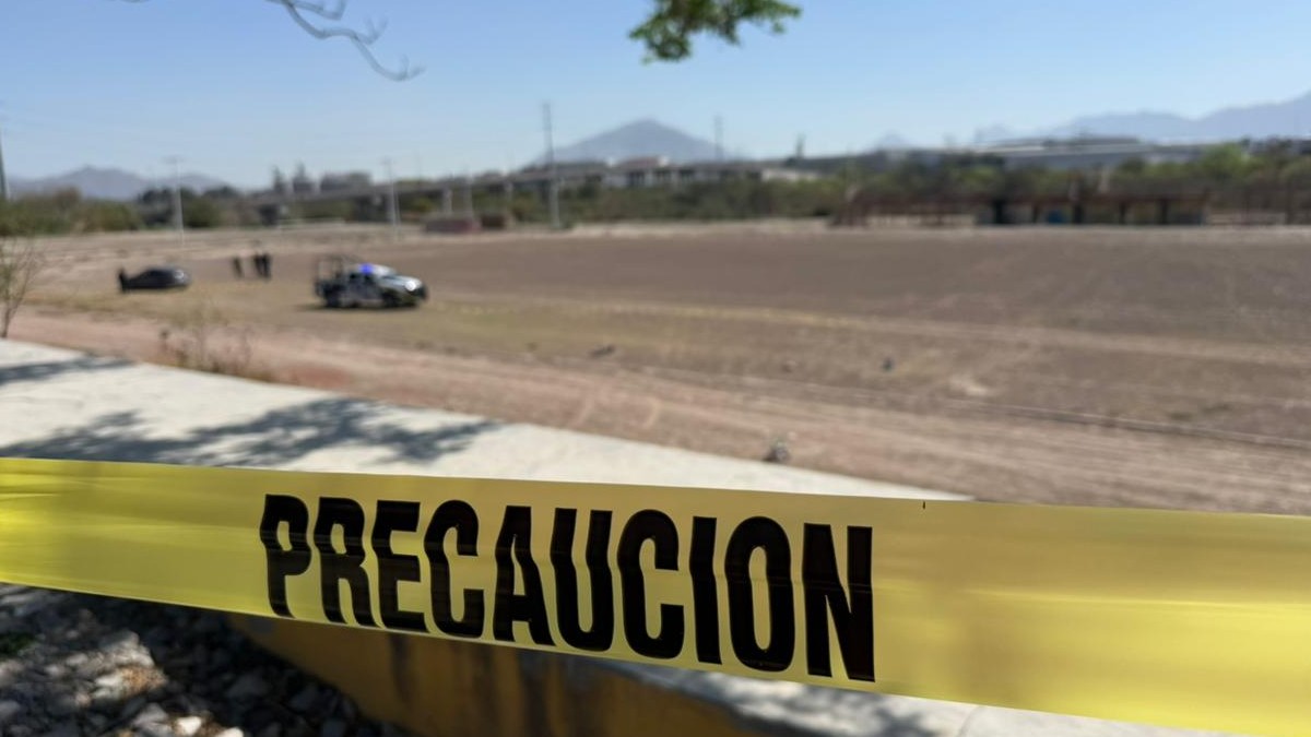 Se observa una cintilla de precaución amarilla y al fondo unas personas.