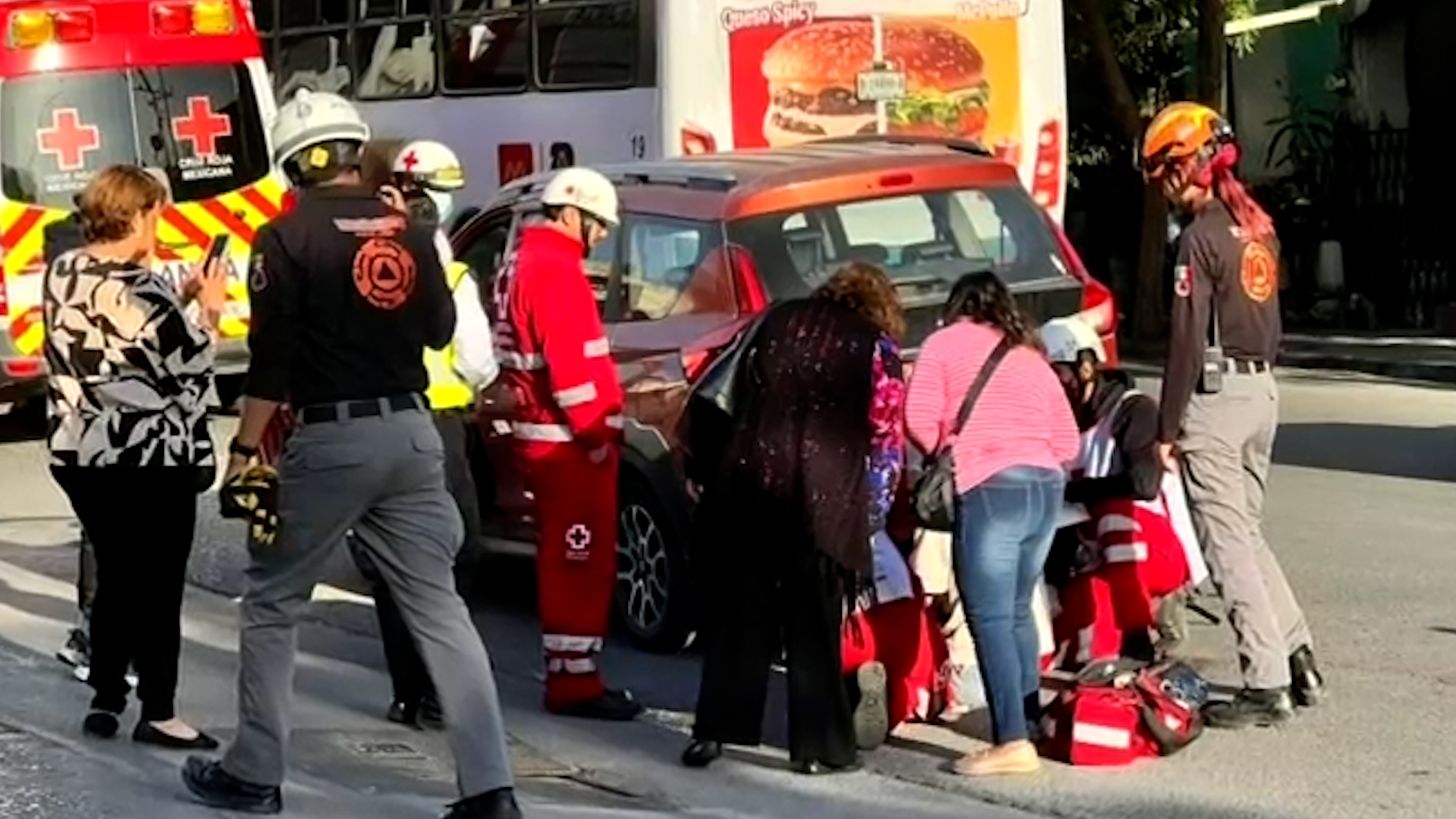 Un joven resultó herido tras chocar su scooter contra una camioneta en la avenida Venustiano Carranza, Monterrey. No portaba casco de seguridad ni protección.