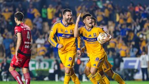 Juan Brunetta y Gignac celebrando el segundo gol de la remontada de Tigres ante Tijuana.