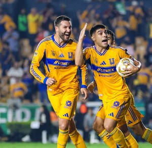 Juan Brunetta y Gignac celebrando el segundo gol de la remontada de Tigres ante Tijuana.