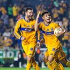 Juan Brunetta y Gignac celebrando el segundo gol de la remontada de Tigres ante Tijuana.