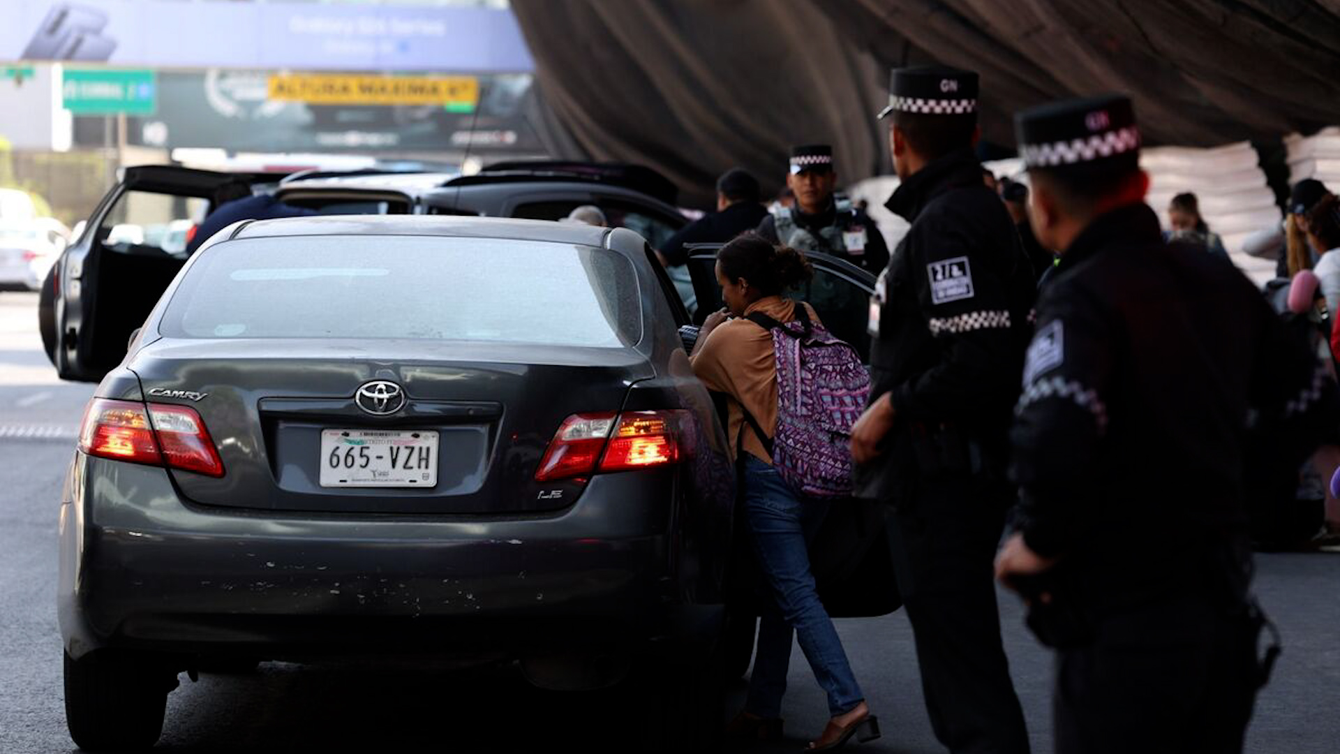 La Guardia Nacional inicia operativos para retirar aplicaciones, obligando a pasajeros a caminar fuera de la zona federal.