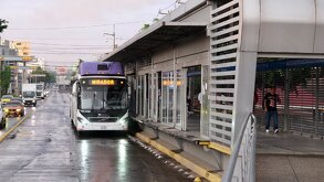Transporte de Mi Macro Calzada durante un día de lluvia en Guadalajara