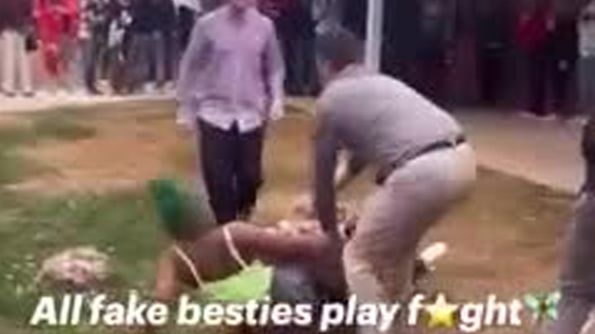 La docente se convirtió en el blanco de ataques directos por parte de los estudiantes.