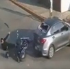 Conductor de motocicleta siendo atropellado por un automóvil.