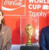 Samuel García y Mariana Rodríguez con copa de Mundial 2026