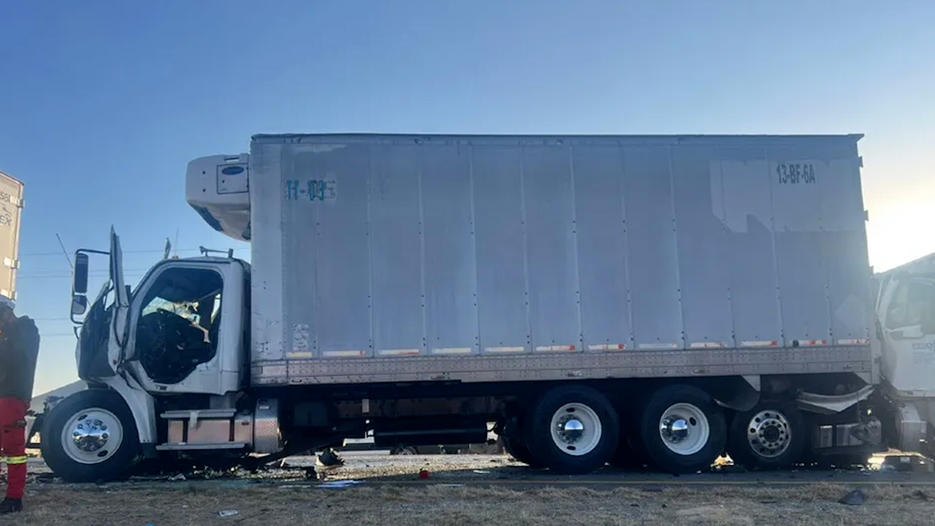 Un hombre perdió la vida y tres más resultaron seriamente lesionados al registrarse un choque por alcance, en el que participaron tres vehículos de carga.