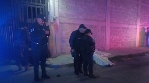 Policías investigan el asesinato de una mujer y su hijo de 11 años durante un intento de asalto en Los Reyes La Paz.