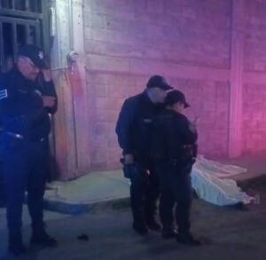 Policías investigan el asesinato de una mujer y su hijo de 11 años durante un intento de asalto en Los Reyes La Paz.