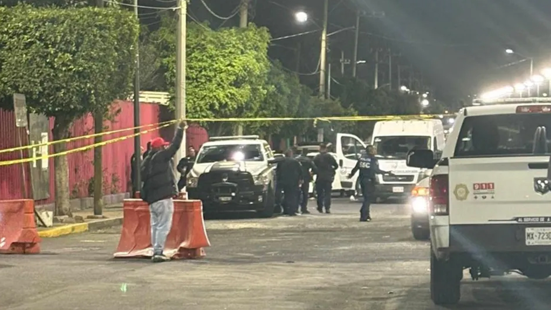Uno hombre falleció y otro se encuentra grave en el hospital luego de que unos sujetos armados les dispararon en Iztapalapa; las autoridades investigan.