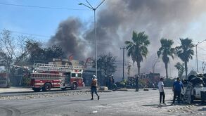 Bomberos en incendio de Juárez