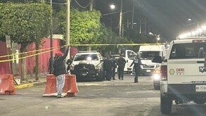 Policías investigan asesinato de un hombre tras ser atacado a balazos en Iztapalapa.
