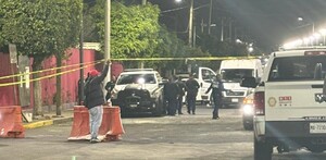 Policías investigan asesinato de un hombre tras ser atacado a balazos en Iztapalapa.