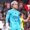 Blanca Félix, portera de Chivas Femenil, aparece en primer plano con su uniforme azul celeste y guantes blancos durante un partido en el estadio.