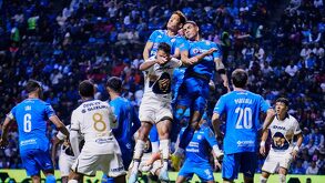 Jugadores en un partido de Cruz Azul vs Pumas