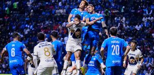 Jugadores en un partido de Cruz Azul vs Pumas