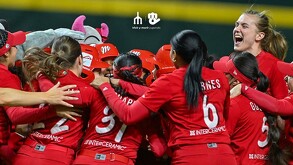 Jugadoras de Diablos Rojos femenil celebrando el pase a la Serie de la Reina.