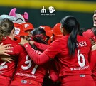 Jugadoras de Diablos Rojos femenil celebrando el pase a la Serie de la Reina.