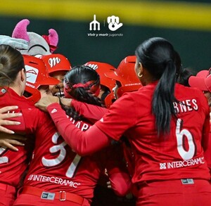 Jugadoras de Diablos Rojos femenil celebrando el pase a la Serie de la Reina.