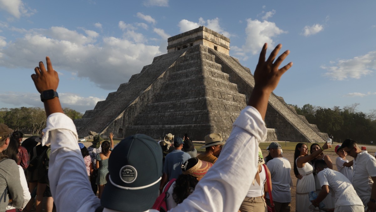Personas se reúnen al rededor de la pirámide de Chichen Itzá