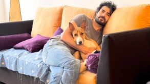 José Ángel Bichir con su perro antes de ser hospitalizado de emergencia en la Ciudad de México.