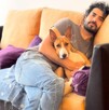 José Ángel Bichir con su perro antes de ser hospitalizado de emergencia en la Ciudad de México.
