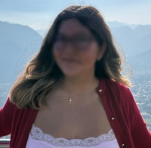 una mujer joven en un mirador