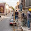 Hombres trabajando durante el día del natalicio de Benito Juárez