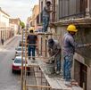 Hombres trabajando durante el día del natalicio de Benito Juárez