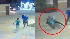 A la izquierda: un hombre amenazando con un hacha a dos jóvenes con playera azul. A la derecha: Uno de los jóvenes arrojando al suelo al atacante