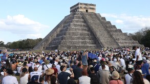 Personas se reúnen al rededor de la pirámide de Chichén Itzá