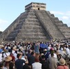 Personas se reúnen al rededor de la pirámide de Chichén Itzá
