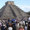 Personas se reúnen al rededor de la pirámide de Chichén Itzá