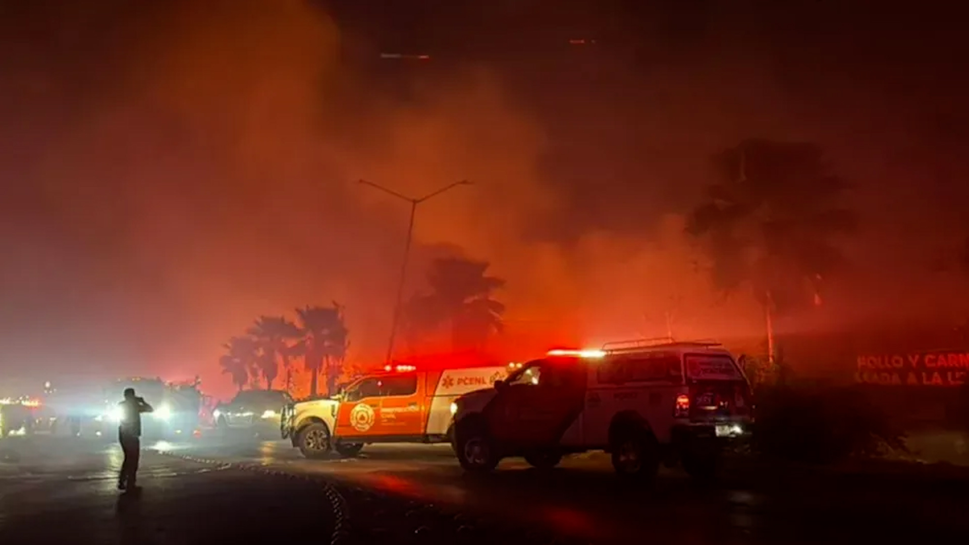 Un incendio registrado en un lote baldío se propagó a tres negocios ubicados sobre la carretera a San Roque, en el municipio de Juárez, Nuevo León.