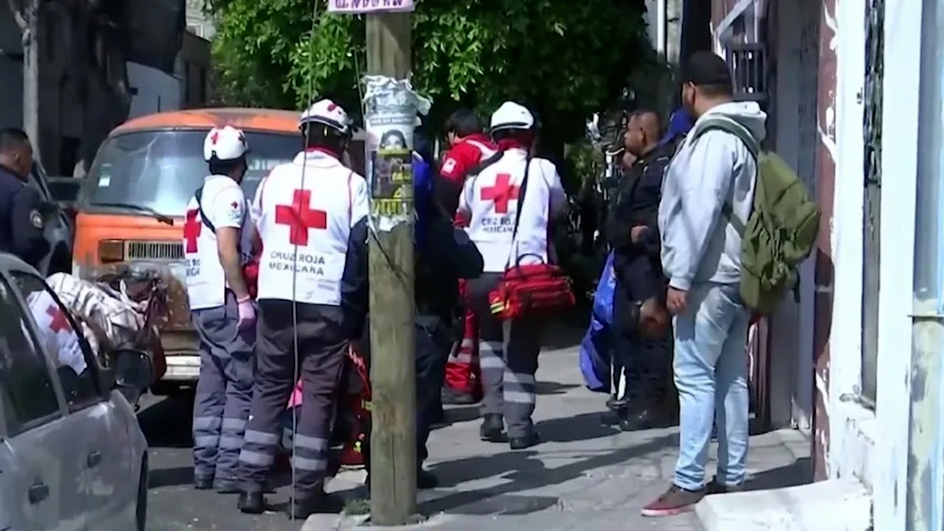 Vecinos alertaron a las autoridades sobre una pelea en la alcaldía Azcapotzalco; a su arribo, vieron a una mujer con heridas de arma punzocortante.