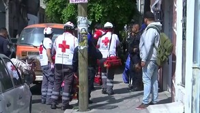 Autoridades atendiendo pelea que terminó en ataque en Azcapotzalco.