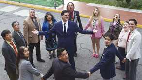 El elenco de la nueva adaptación mexicana, La Oficina, de la serie estadounidense The Office
