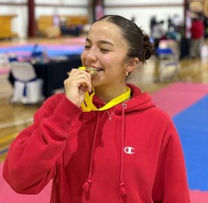 La estudiante de la FES Aragón, Paula Andrea, puso en alto al Estado de México después de obtener la medalla de oro en el Campeonato Centroamericano de Karate.