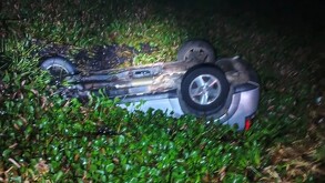 Se determinó que la oficial ya no contaba con signos vitales, presumiendo que falleció por ahogamiento a consecuencia de la volcadura.