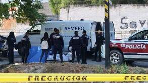 policías y peritos recuperando el cuerpo sin vida de un hombre en el dren de valsequillo, en tehuacán