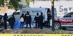 policías y peritos recuperando el cuerpo sin vida de un hombre en el dren de valsequillo, en tehuacán